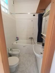 Ванная комната в Casa Albarosa, 10 min walk train station, free parking. +15 фотографий