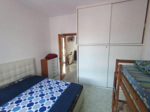 Кровать или кровати в номере Casa Albarosa, 10 min walk train station, free parking.