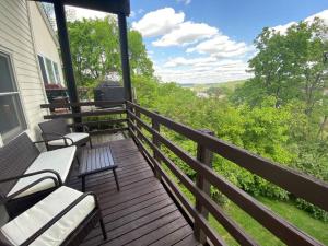 uma varanda com cadeiras e vista para o bosque em Explore Downtown and Mount Adams with River Views em Cincinnati