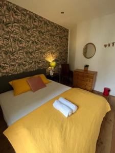 una camera da letto con un letto e due asciugamani di Hostel Barbarossa a Nijmegen