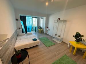 En eller flere senge i et værelse på green apartment 70 + 3 billeder