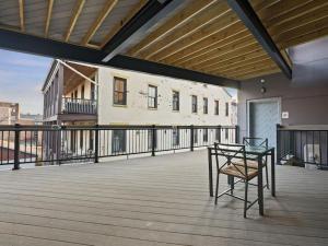 um pátio com uma mesa e uma cadeira na varanda em Findlay Suites Explore OTR with an Outdoor Deck em Cincinnati