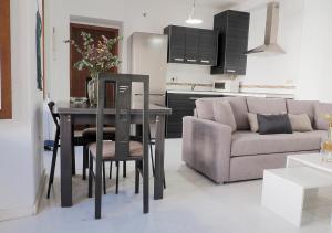 Sunny Holiday Apartment in the historic centre- Private Parking休息區