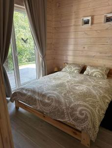 Tempat tidur dalam kamar di Obuoliu Sala COZY HOUSE on the Apple Island