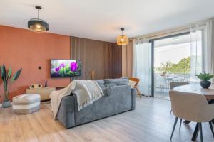 โทรทัศน์และ/หรือระบบความบันเทิงของ Exceptionnel ! Appart luxueux à 8 min à pied du lagon
