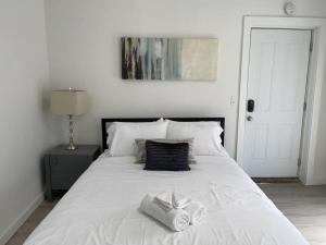 een wit bed met twee handdoeken erop bij Cute Microapartment Walkable to Everything in Cincinnati