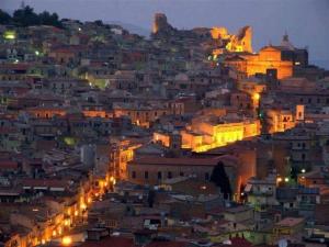 vista sulla città di notte di Elegant house a Pietraperzia