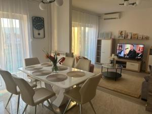 sala de estar con mesa blanca y sillas en Deluxe apartman Mimi, en Viskovo