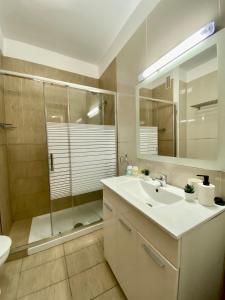 y baño con ducha, lavabo y espejo. en Muy cómodo y cerca de la playa Supreme Puertito 7, en Puertito de Güímar