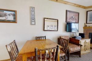 jadalnia z drewnianym stołem i krzesłami w obiekcie Snow Flower 309 w mieście Steamboat Springs