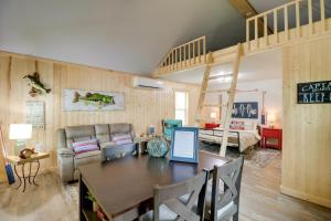 een woonkamer met een tafel en een laptop. bij Beautiful Studio Cabin Near Greers Ferry Lake! in Fairfield Bay