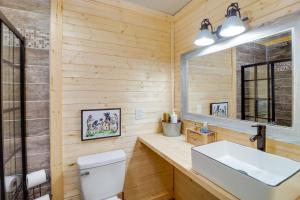 Ένα μπάνιο στο Beautiful Studio Cabin Near Greers Ferry Lake! +16 φωτογραφίες