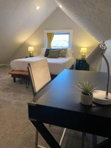 1 dormitorio con cama y escritorio con ordenador portátil. en Lovely 2bd in Mount Adams near Downtown and OTR en Cincinnati