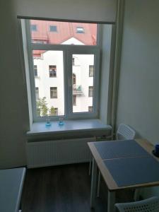 - une fenêtre dans une pièce avec un banc et une table dans l'établissement romantic apartment, à Riga