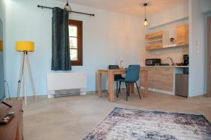 uma sala de estar com uma mesa e uma cozinha em Lago Verde em Ioannina