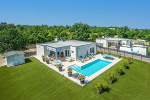 una vista aérea de una casa con piscina en Villa Florentina by Villa Plus, en Štokovci
