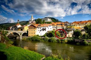 a city with a bridge and a river with a red circle at Gartenloft an der Mur in Murau