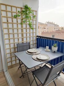 d'une table et de deux chaises sur un balcon. dans l'établissement Appartement cosy à 100m de la mer, à Santa Pola