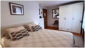 A bed or beds in a room at Casa Rural Xixa Landetxea