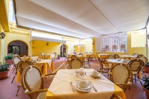 - un restaurant avec des tables et des chaises dans une salle dans l'établissement Hotel Rio Sul Mare, à Rio Marina