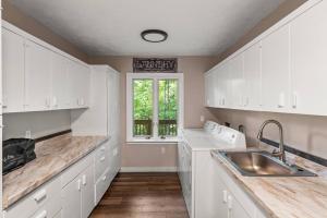 Кухня або міні-кухня у Bourbon Hollow Lodge with Hot Tub and Pool plus Game Room only 5 min to downtown