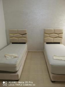 En eller flere senge i et værelse på Appartement à louer wadie