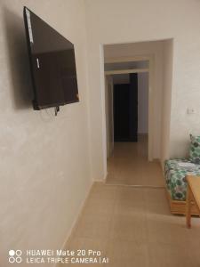 TV a/nebo společenská místnost v ubytování Appartement à louer wadie