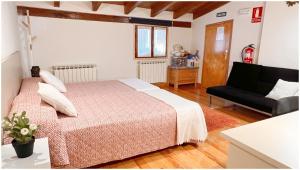A bed or beds in a room at Casa Rural Xixa Landetxea