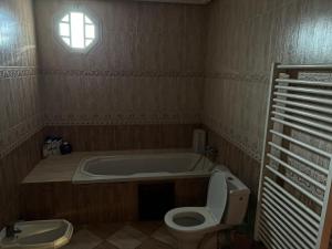 Foto dalla galleria di Centre ville hay Riad 06 69 soixante-huit trente-huit vingt-huit a Ifrane Altre 13 foto