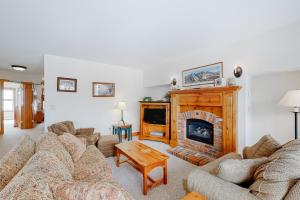 uma sala de estar com um sofá e uma lareira em Jay Peak Village Home 367A&B em Jay