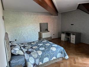 1 dormitorio con cama y escritorio en Centre ville hay Riad 06 69 soixante-huit trente-huit vingt-huit, en Ifrane