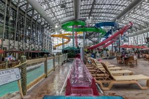 um parque aquático com piscina e escorrega aquático em Jay Peak Village Home 367A&B em Jay