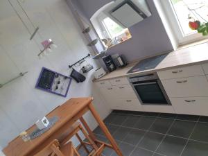 a small kitchen with a table and a stove at Ferienwohnung Lieblingsplatz in Schashagen