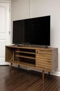 Μια τηλεόραση ή/και κέντρο ψυχαγωγίας στο Stunning 2BR Apartment Near Downtown