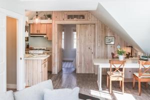 eine Küche mit Holzschränken und einem Tisch im Zimmer in der Unterkunft The Historic Harrington House and Apartment in Boothbay Harbor