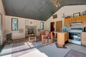 cocina y sala de estar con mesa y fogones en Large Hazleton Home with Mountain Views! en Hazleton