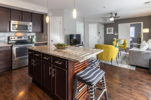 uma cozinha e sala de estar com uma grande ilha numa cozinha em Stylish 2BR near it all em Cincinnati