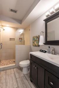 uma casa de banho com um lavatório, um WC e um chuveiro em Stylish 2BR near it all em Cincinnati