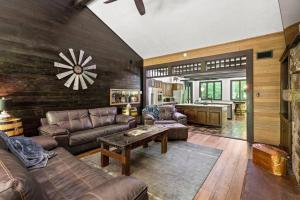 Зона вітальні в Bourbon Hollow Lodge with Hot Tub and Pool plus Game Room only 5 min to downtown