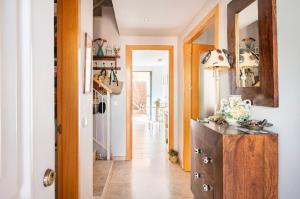 a hallway with a wooden dresser in a room at 2 La casa de Mariló in Tomares +32 photos