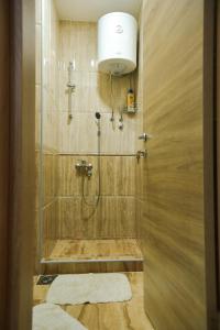 ein Bad mit einer Dusche und einer Glastür in der Unterkunft Migro Lux sobe in Arilje