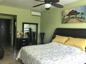 1 dormitorio con 1 cama y ventilador de techo en Hermoso y confortable departamento. en Ixtapa