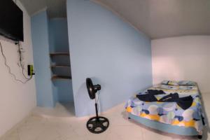 a bedroom with a bed in the corner of a room at Casa Campestre Villa Maria in San José del Guaviare
