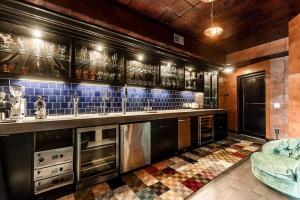 cocina con encimera y pared de azulejos azules en Luxury Penthouse Washington Park, en Cincinnati