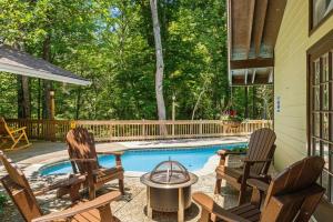 Басейн в Bourbon Hollow Lodge with Hot Tub and Pool plus Game Room only 5 min to downtown або поблизу