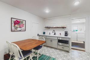 eine Küche mit einem Holztisch und Stühlen im Zimmer in der Unterkunft The Pink House on Main in Eureka Springs