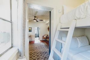 ein Schlafzimmer mit einem Etagenbett und einem Fenster in der Unterkunft The Pink House on Main in Eureka Springs
