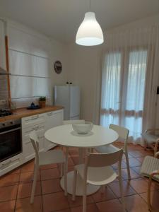 una cucina con tavolo, sedie e frigorifero di Casa Gio' IUN R4246 a Solanas