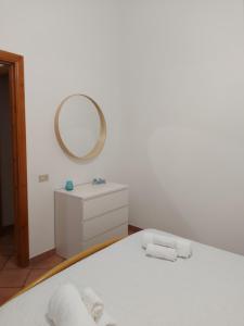 una camera bianca con letto e specchio di Casa Gio' IUN R4246 a Solanas