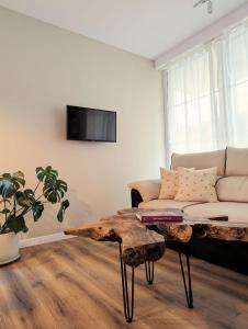 uma sala de estar com um sofá e uma mesa em La Bella Villa Mamaia em Mamaia Nord – Năvodari